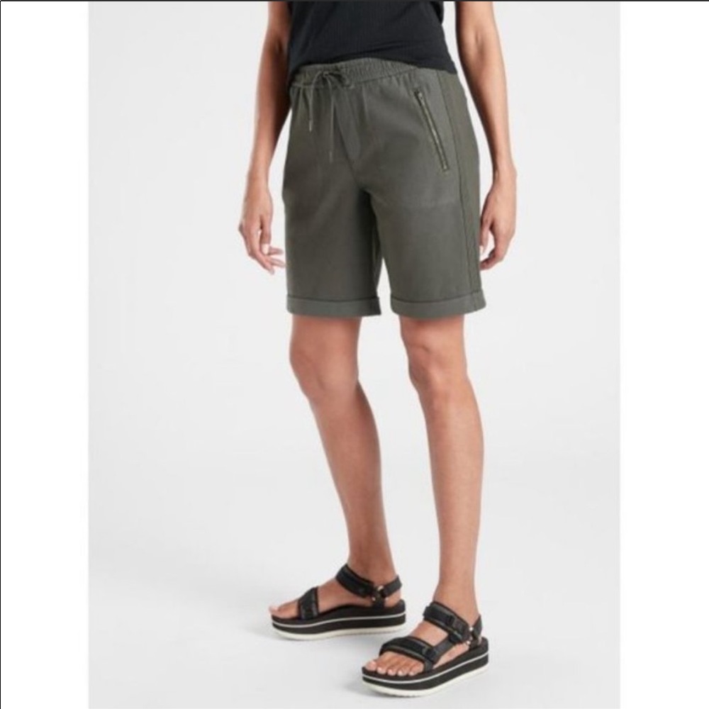 - Athleta - Gray Farallon 9" Short Size 2